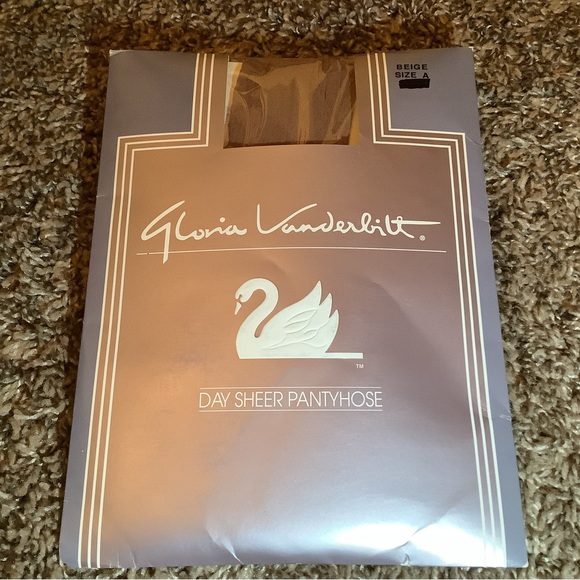 Gloria Vanderbilt Accessories - Vintage Gloria Vanderbilt daysheer pantyhose, color beige, size: A